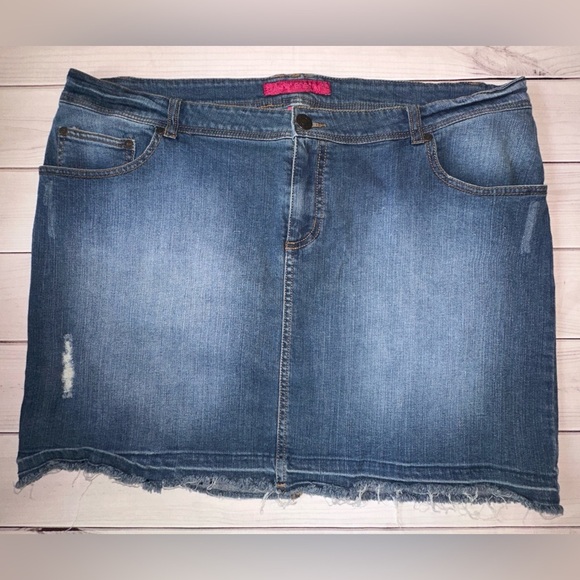 Pure Energy Plus Size Denim Skirt - Size 20
Casual Summer Church Distressed - Picture 1 of 5